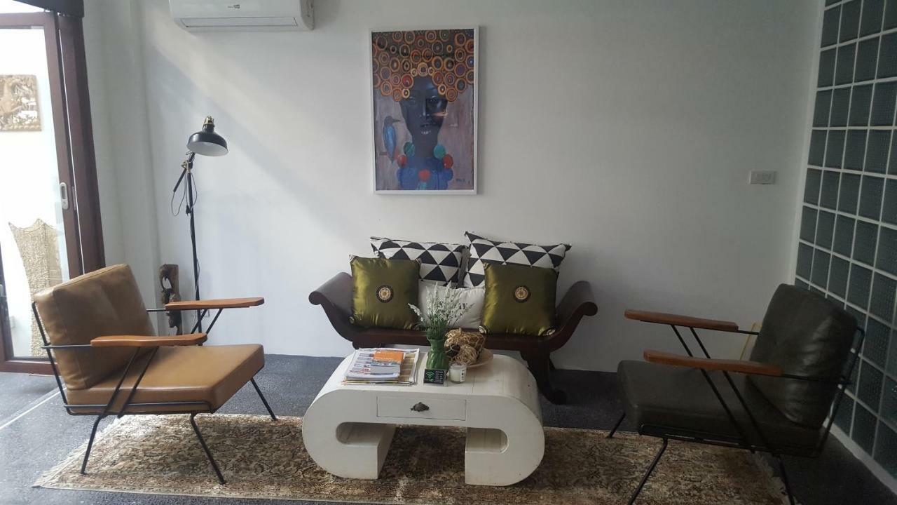 Haus Sathorn 21 Bed And Breakfast Banguecoque Exterior foto