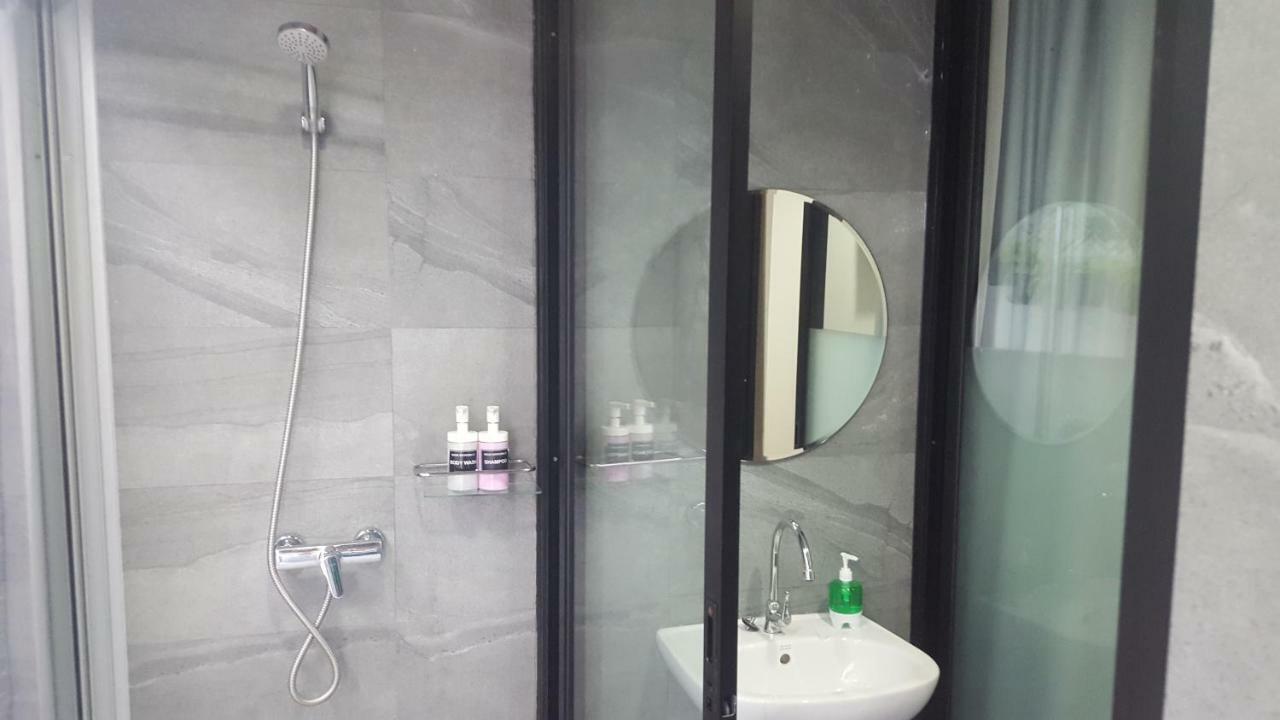 Haus Sathorn 21 Bed And Breakfast Banguecoque Exterior foto